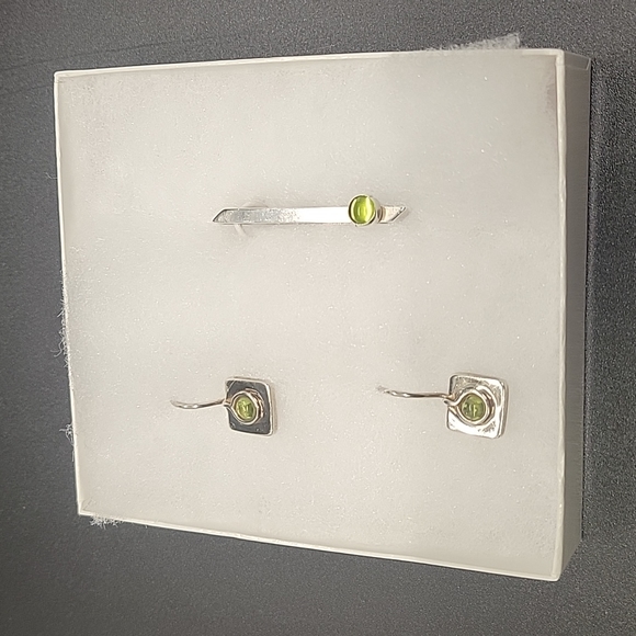 Silpada Jewelry - Peridot sterling silver pendant set